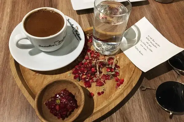ŞAİRLER KAHVESİ AKARETLER - İstanbul Mekan Rehberi