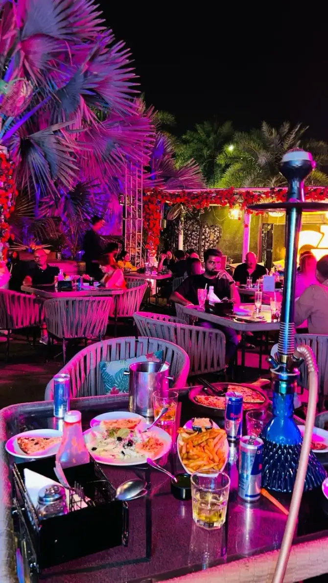 Salute Pub & Restaurant & Hookah Bar - İstanbul Mekan Rehberi