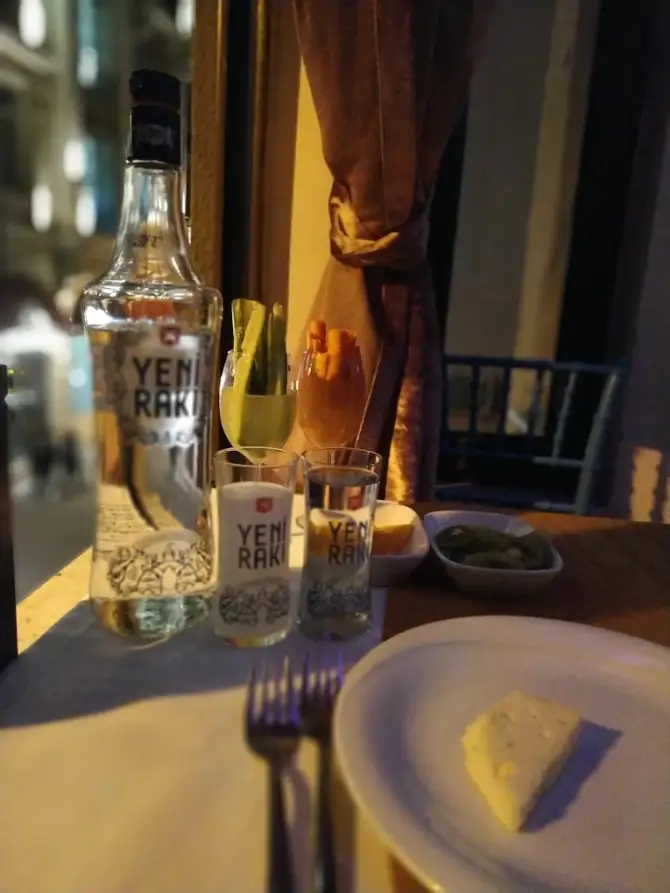 Mor Meyhane Beyoğlu - İstanbul Mekan Rehberi
