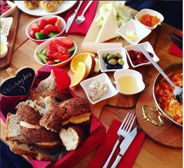 Rest Yeldeğirmeni Coffee & Breakfast - İstanbul Mekan Rehberi